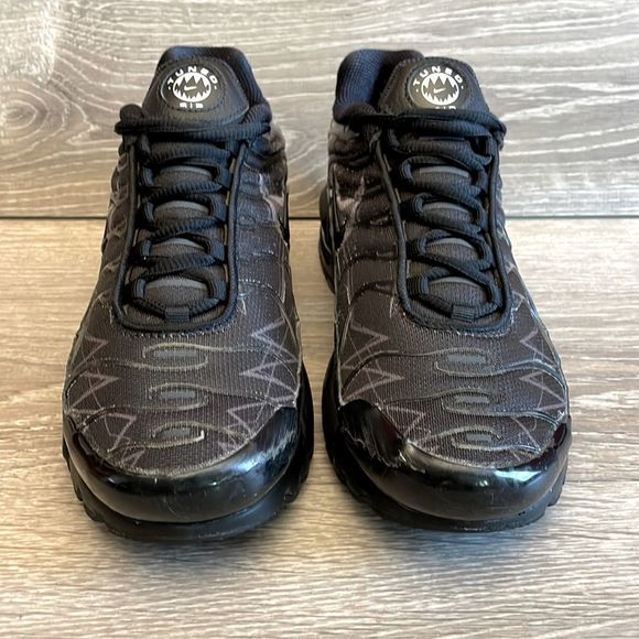 Nike Air Max Plus Tuned Air Women’s Size 8 Black Gray Script Sneaker - Picture 2 of 11